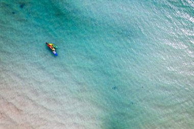 Mavi gökyüzü olan tropik plaj Koh Kood veya Koh Kut Tayland.