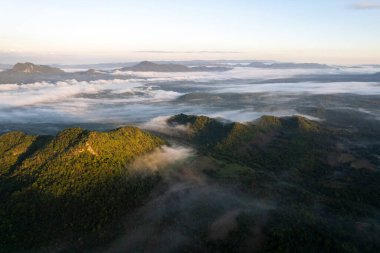 Tayland 'ın kuzeyindeki Dağ Katmanı ile Sabah Buğusu manzarası. Kırsal çalılıklarda dağ sırtı ve bulutlar