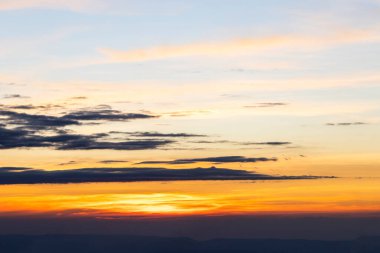Gün batımında bulutlu renkli dramatik gökyüzü