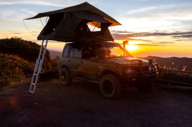 Çatı çadırıyla kamp yapmak.