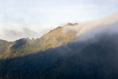 Gün batımında bulutlu renkli dramatik gökyüzü