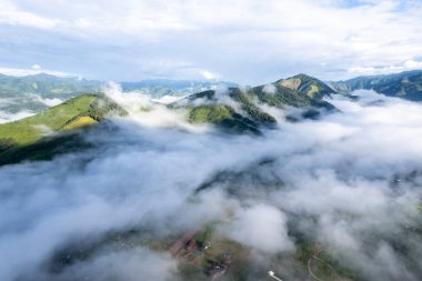 Chiang Rai Tayland 'ın kuzeyindeki Dağ Katmanı ile Sabah Buğusu manzarası. Kırsal orman ormanlarında dağ sırtı ve bulutlar