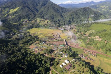 Chiang Rai Tayland 'ın kuzeyindeki Dağ Katmanı ile Sabah Buğusu manzarası. Kırsal orman ormanlarında dağ sırtı ve bulutlar