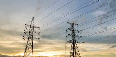 Yüksek voltajlı elektrik direğinin silueti