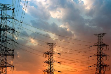 Yüksek voltajlı elektrik direğinin silueti