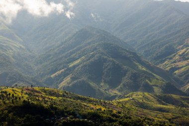 Dağ Katmanıyla Sabah Buğusu manzarası. Kırsal orman ormanlarında dağ sırtı ve bulutlar