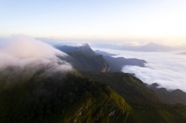Chiang Rai Tayland 'ın kuzeyindeki Dağ Katmanı ile Sabah Buğusu manzarası. Kırsal orman ormanlarında dağ sırtı ve bulutlar
