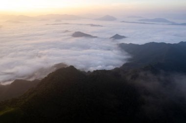 Chiang Rai Tayland 'ın kuzeyindeki Dağ Katmanı ile Sabah Buğusu manzarası. Kırsal orman ormanlarında dağ sırtı ve bulutlar