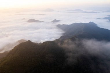 Chiang Rai Tayland 'ın kuzeyindeki Dağ Katmanı ile Sabah Buğusu manzarası. Kırsal orman ormanlarında dağ sırtı ve bulutlar