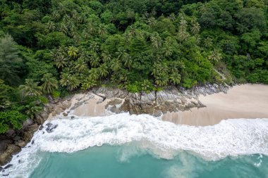 Mavi gökyüzü olan tropik plaj Koh Kood veya Koh Kut Tayland.