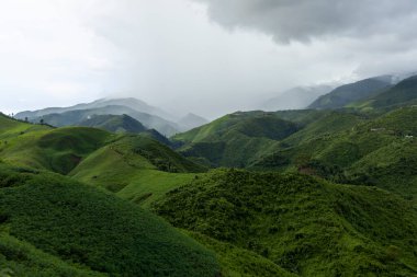 Dağ Katmanıyla Sabah Buğusu manzarası. Kırsal orman ormanlarında dağ sırtı ve bulutlar