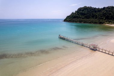 Mavi gökyüzü olan tropik plaj Koh Kood veya Koh Kut Tayland.