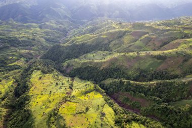 Dağ Katmanıyla Sabah Buğusu manzarası. Kırsal orman ormanlarında dağ sırtı ve bulutlar