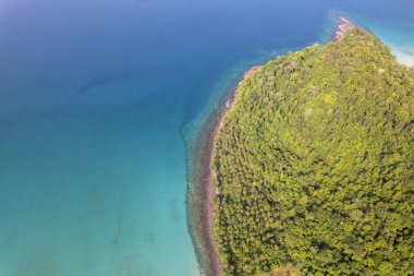 Mavi gökyüzü olan tropik plaj Koh Kood veya Koh Kut Tayland.