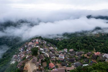 Dağ Katmanıyla Sabah Buğusu manzarası. Kırsal orman ormanlarında dağ sırtı ve bulutlar