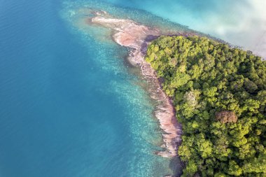 Mavi gökyüzü olan tropik plaj Koh Kood veya Koh Kut Tayland.