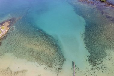 Mavi gökyüzü olan tropik plaj Koh Kood veya Koh Kut Tayland.