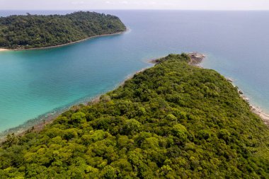 Mavi gökyüzü olan tropik plaj Koh Kood veya Koh Kut Tayland.