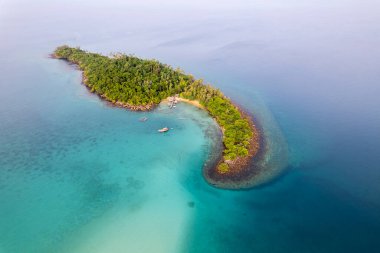 Mavi gökyüzü olan tropik plaj Koh Kood veya Koh Kut Tayland.