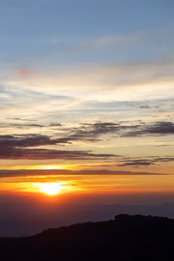 Gün batımında bulutlu renkli dramatik gökyüzü