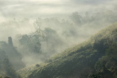  Sabah Sisi ve Dağların Katmanlarıyla Bakış Alanı