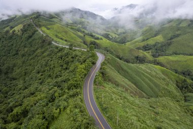 Dağ Katmanıyla Sabah Buğusu manzarası. Kırsal orman ormanlarında dağ sırtı ve bulutlar