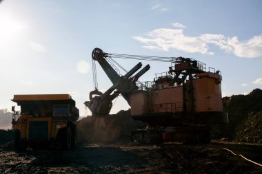 Kömür madenciliği. Tayland 'da kömür taşıyan kamyon..