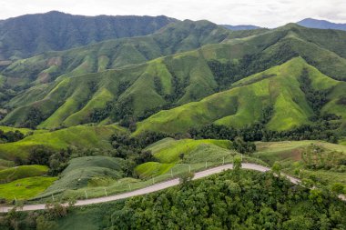 Dağ Katmanıyla Sabah Buğusu manzarası. Kırsal orman ormanlarında dağ sırtı ve bulutlar