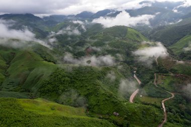 Dağ Katmanıyla Sabah Buğusu manzarası. Kırsal orman ormanlarında dağ sırtı ve bulutlar