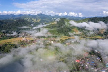  Sabah Sisi ve Dağların Katmanlarıyla Bakış Alanı