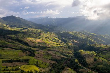 Dağ Katmanıyla Sabah Buğusu manzarası. Kırsal orman ormanlarında dağ sırtı ve bulutlar