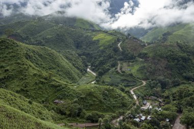 Dağ Katmanıyla Sabah Buğusu manzarası. Kırsal orman ormanlarında dağ sırtı ve bulutlar
