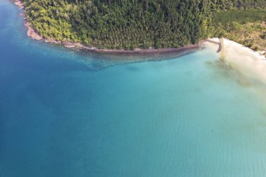 Mavi gökyüzü olan tropik plaj Koh Kood veya Koh Kut Tayland.