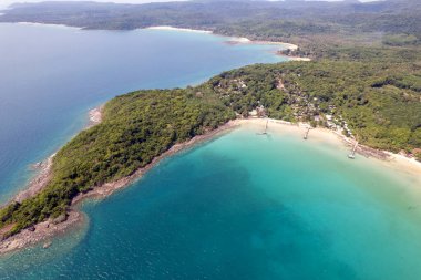 Mavi gökyüzü olan tropik plaj Koh Kood veya Koh Kut Tayland.