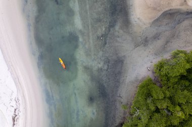 Mavi gökyüzü olan tropik plaj Koh Kood veya Koh Kut Tayland.