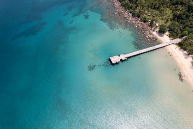 Mavi gökyüzü olan tropik plaj Koh Kood veya Koh Kut Tayland.