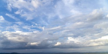 Gün batımında bulutlu renkli dramatik gökyüzü