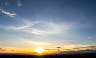 Gün batımında bulutlu renkli dramatik gökyüzü
