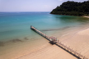Mavi gökyüzü olan tropik plaj Koh Kood veya Koh Kut Tayland.