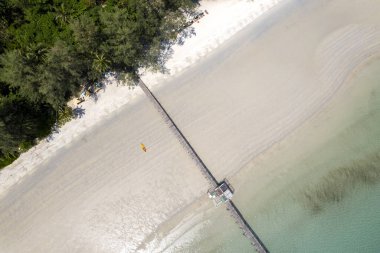 Mavi gökyüzü olan tropik plaj Koh Kood veya Koh Kut Tayland.