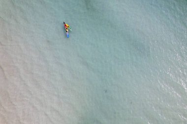 Mavi gökyüzü olan tropik plaj Koh Kood veya Koh Kut Tayland.