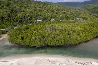 Mavi gökyüzü olan tropik plaj Koh Kood veya Koh Kut Tayland.