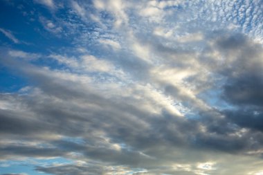 Gün batımında bulutlu renkli dramatik gökyüzü
