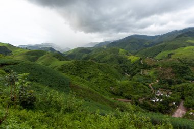Dağ Katmanıyla Sabah Buğusu manzarası. Kırsal orman ormanlarında dağ sırtı ve bulutlar