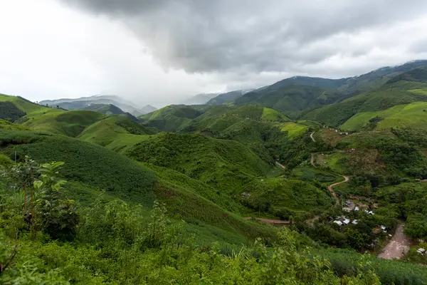 Dağ Katmanıyla Sabah Buğusu manzarası. Kırsal orman ormanlarında dağ sırtı ve bulutlar