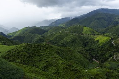 Dağ Katmanıyla Sabah Buğusu manzarası. Kırsal orman ormanlarında dağ sırtı ve bulutlar
