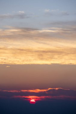 Gün batımında bulutlu renkli dramatik gökyüzü