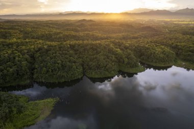 Gün batımında bulutlu renkli dramatik gökyüzü