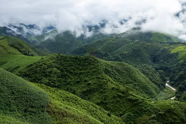Dağ Katmanıyla Sabah Buğusu manzarası. Kırsal orman ormanlarında dağ sırtı ve bulutlar