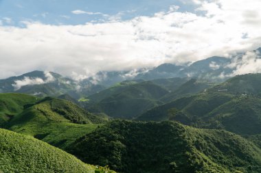 Dağ Katmanıyla Sabah Buğusu manzarası. Kırsal orman ormanlarında dağ sırtı ve bulutlar
